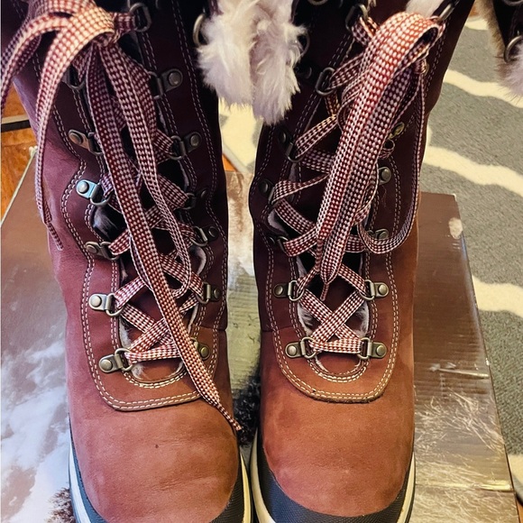 Women's Timberland Brown Lace-Up Fur Lined Boots NIB - Picture 3 of 12